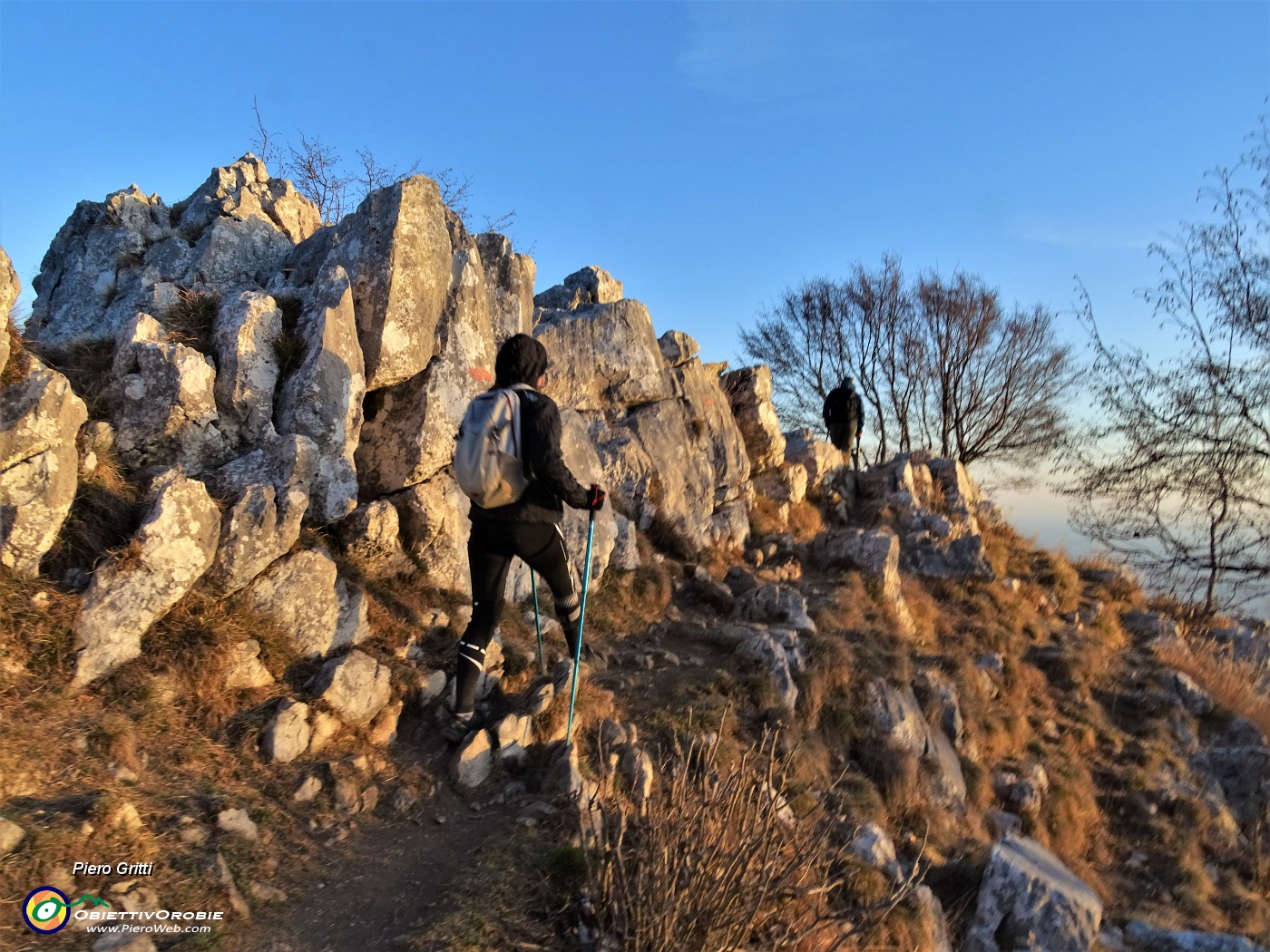 60 Scendiamo dalla variante ripida esposta al tramonto.JPG